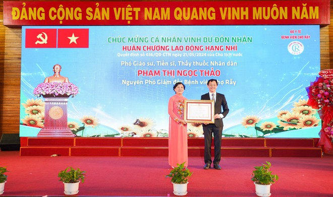 ‘Cảm ơn cán bộ y tế thực hiện trọn vẹn trọng trách chăm sóc sức khỏe cho nhân dân, đồng bào’- Ảnh 4.