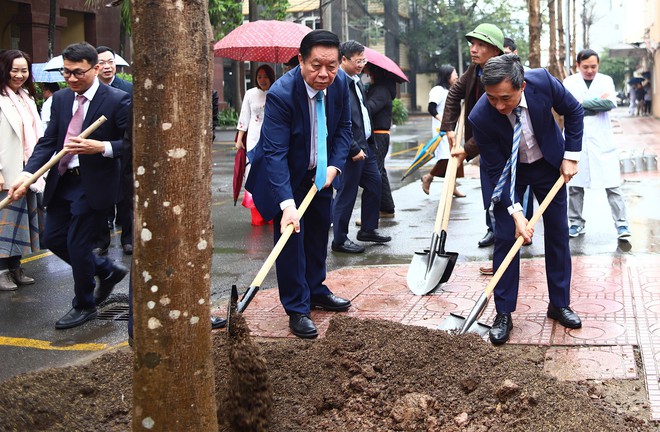 Trưởng Ban Tuyên giáo và Dân vận Trung ương thăm, chúc mừng Ngày Thầy thuốc Việt Nam một số Bệnh viện- Ảnh 8.