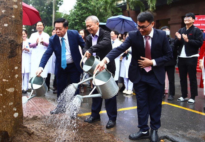 Trưởng Ban Tuyên giáo và Dân vận Trung ương thăm, chúc mừng Ngày Thầy thuốc Việt Nam một số Bệnh viện- Ảnh 9.