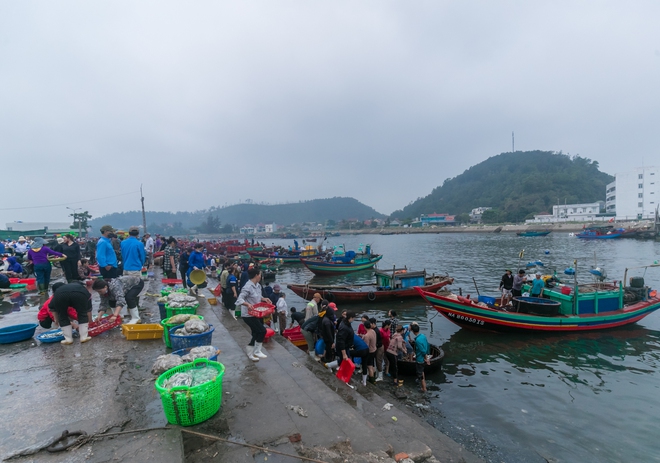 Chợ cá Nghi Thủy 'níu' chân du khách- Ảnh 7.