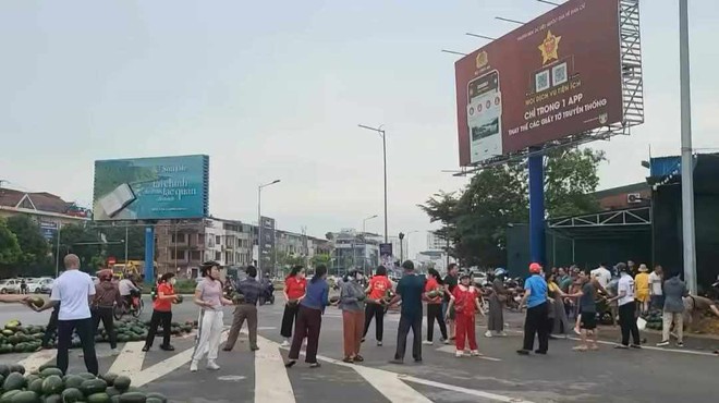 Người dân chung tay giúp đỡ tài xế chở dưa hấu gặp nạn- Ảnh 3. Người dân chung tay giúp đỡ tài xế chở dưa hấu gặp nạn- Ảnh 3.