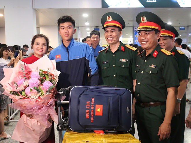 Ảnh: Đón đoàn quân nhân tham gia lễ duyệt binh tại Quảng trường Đỏ về Hà Nội- Ảnh 7. Ảnh: Đón đoàn quân nhân tham gia lễ duyệt binh tại Quảng trường Đỏ về Hà Nội- Ảnh 7.