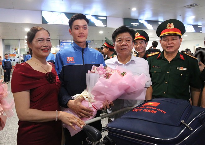 Ảnh: Đón đoàn quân nhân tham gia lễ duyệt binh tại Quảng trường Đỏ về Hà Nội- Ảnh 6. Ảnh: Đón đoàn quân nhân tham gia lễ duyệt binh tại Quảng trường Đỏ về Hà Nội- Ảnh 6.