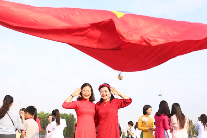 Đại kỳ tung bay trên quảng trường Hồ Chí Minh- Ảnh 10. Đại kỳ tung bay trên quảng trường Hồ Chí Minh- Ảnh 10.