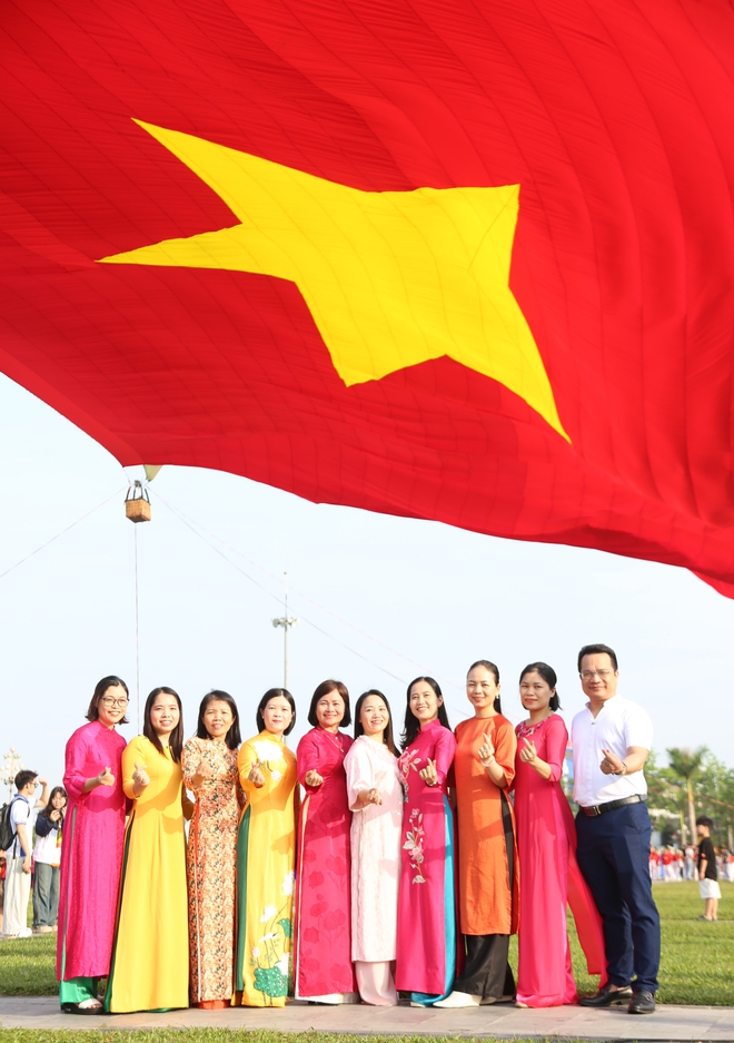 Đại kỳ tung bay trên quảng trường Hồ Chí Minh- Ảnh 11. Đại kỳ tung bay trên quảng trường Hồ Chí Minh- Ảnh 11.