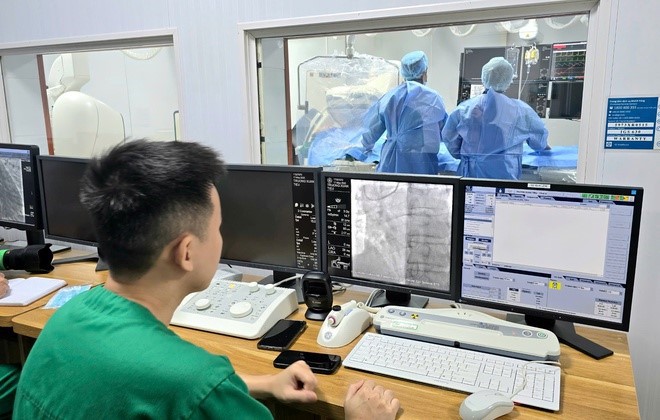 Bệnh viện ĐK TP Vinh triển khai thành công kỹ thuật can thiệp Tim – Mạch- Ảnh 4. Bệnh viện ĐK TP Vinh triển khai thành công kỹ thuật can thiệp Tim – Mạch- Ảnh 4.