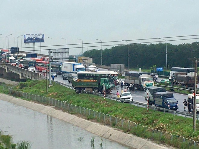 Cao tốc Cao Bồ - Mai Sơn liên tiếp tai nạn, từ va chạm liên hoàn đến lật xe- Ảnh 2. Cao tốc Cao Bồ - Mai Sơn liên tiếp tai nạn, từ va chạm liên hoàn đến lật xe- Ảnh 2.