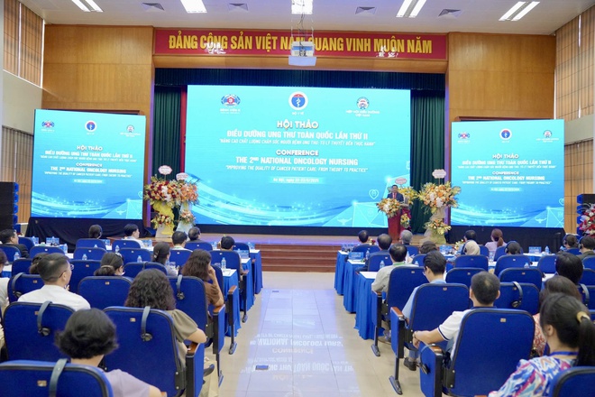 Giám đốc Bệnh viện K: Điều dưỡng ung thư không chỉ thực hiện y lệnh chính xác mà phải nhạy bén, giàu tình cảm
- Ảnh 3. Giám đốc Bệnh viện K: Điều dưỡng ung thư không chỉ thực hiện y lệnh chính xác mà phải nhạy bén, giàu tình cảm
- Ảnh 3.