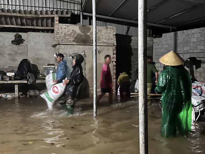 Người dân Hà Tĩnh 'trắng đêm' chạy lũ đầu hè- Ảnh 4. Người dân Hà Tĩnh 'trắng đêm' chạy lũ đầu hè- Ảnh 4.