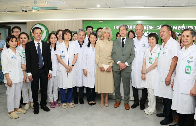 Phu nhân Tổng thống Pháp thăm Bệnh viện Hữu nghị Việt Đức- Ảnh 5.
