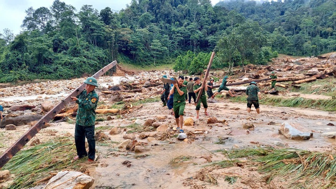 Khẩn trương khắc phục hậu quả mưa lũ tại các huyện miền núi- Ảnh 5. Khẩn trương khắc phục hậu quả mưa lũ tại các huyện miền núi- Ảnh 5.