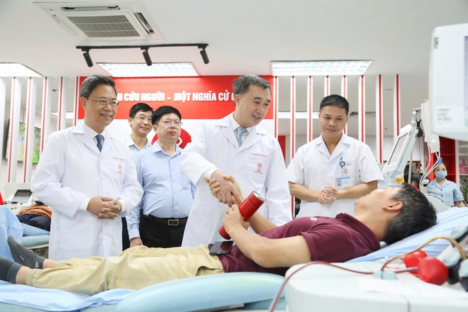 Thứ trưởng Trần Văn Thuấn: Xây dựng 'Văn hóa hiến máu tình nguyện' trở thành thói quen, nhiệm thường xuyên của mỗi người dân- Ảnh 4. Thứ trưởng Trần Văn Thuấn: Xây dựng 'Văn hóa hiến máu tình nguyện' trở thành thói quen, nhiệm thường xuyên của mỗi người dân- Ảnh 4.