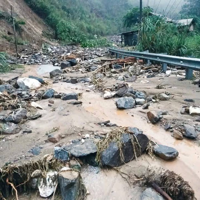 Lại xuất hiện lũ quét trong đêm, nhiều bản làng Nghệ An thiệt hại nặng- Ảnh 3. Lại xuất hiện lũ quét trong đêm, nhiều bản làng Nghệ An thiệt hại nặng- Ảnh 3.