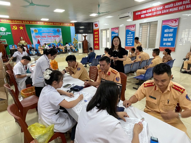 Hiến máu cứu người – nghĩa cử cao đẹp của chiến sĩ CSGT- Ảnh 2. Hiến máu cứu người – nghĩa cử cao đẹp của chiến sĩ CSGT- Ảnh 2.