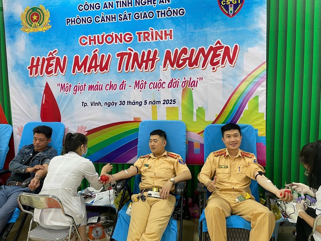 Hiến máu cứu người – nghĩa cử cao đẹp của chiến sĩ CSGT- Ảnh 4. Hiến máu cứu người – nghĩa cử cao đẹp của chiến sĩ CSGT- Ảnh 4.