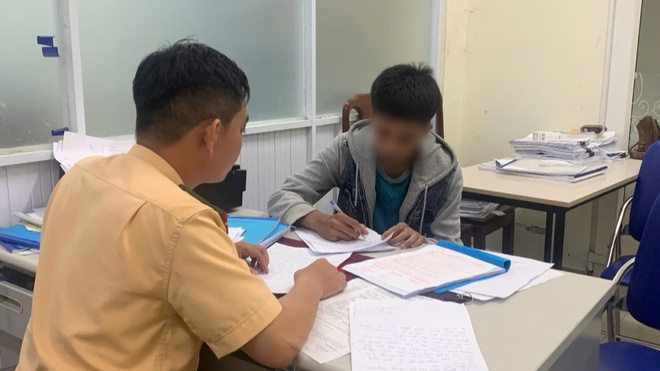 Tuần tra công khai kết hợp bí mật hoá trang ngăn chặn đua xe ở Huế- Ảnh 3. Tuần tra công khai kết hợp bí mật hoá trang ngăn chặn đua xe ở Huế- Ảnh 3.