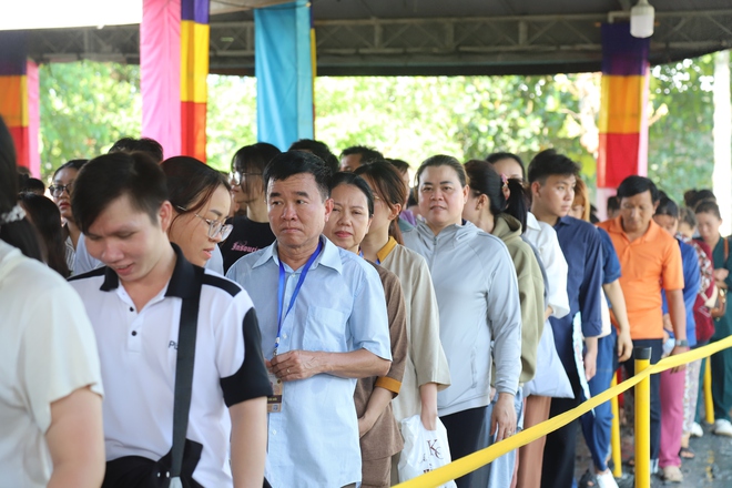 Hàng vạn người xếp hàng chiêm bái xá lợi Phật và trái tim Bồ tát Thích Quảng Đức- Ảnh 10. Hàng vạn người xếp hàng chiêm bái xá lợi Phật và trái tim Bồ tát Thích Quảng Đức- Ảnh 10.