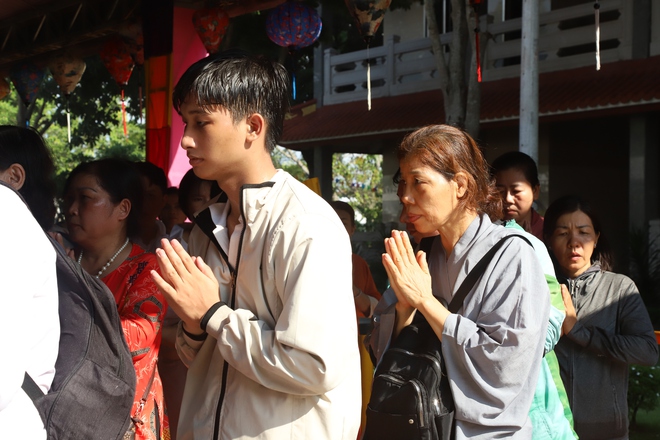Hàng vạn người xếp hàng chiêm bái xá lợi Phật và trái tim Bồ tát Thích Quảng Đức- Ảnh 6. Hàng vạn người xếp hàng chiêm bái xá lợi Phật và trái tim Bồ tát Thích Quảng Đức- Ảnh 6.