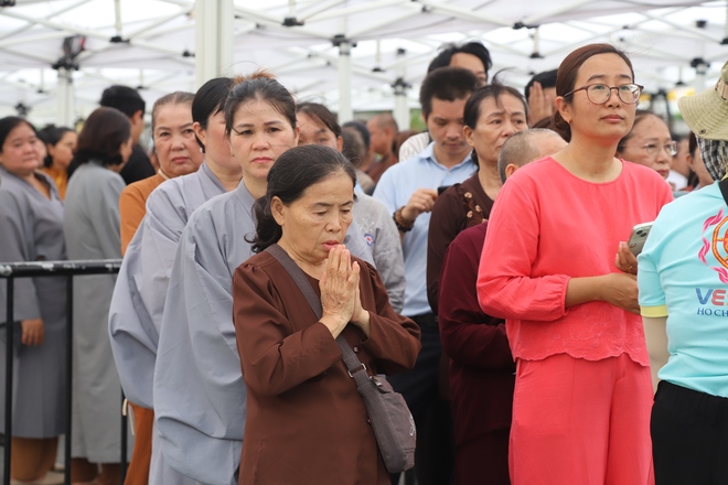 Hàng vạn người xếp hàng chiêm bái xá lợi Phật và trái tim Bồ tát Thích Quảng Đức- Ảnh 5. Hàng vạn người xếp hàng chiêm bái xá lợi Phật và trái tim Bồ tát Thích Quảng Đức- Ảnh 5.