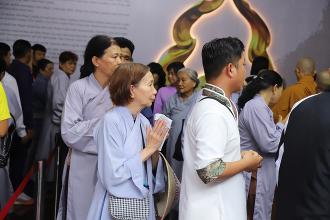 Hàng vạn người xếp hàng chiêm bái xá lợi Phật và trái tim Bồ tát Thích Quảng Đức- Ảnh 4. Hàng vạn người xếp hàng chiêm bái xá lợi Phật và trái tim Bồ tát Thích Quảng Đức- Ảnh 4.