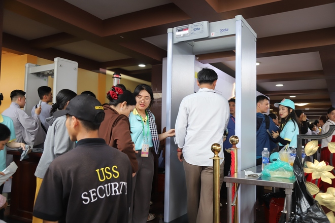 Hàng vạn người xếp hàng chiêm bái xá lợi Phật và trái tim Bồ tát Thích Quảng Đức- Ảnh 9. Hàng vạn người xếp hàng chiêm bái xá lợi Phật và trái tim Bồ tát Thích Quảng Đức- Ảnh 9.