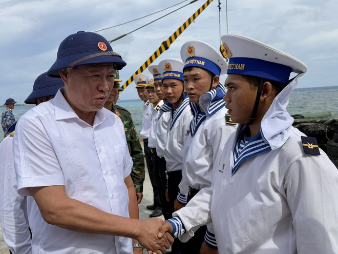 Thêm yêu biển đảo và chiến sĩ Hải quân trong hải trình đặc biệt đến với Trường Sa- Ảnh 2. Thêm yêu biển đảo và chiến sĩ Hải quân trong hải trình đặc biệt đến với Trường Sa- Ảnh 2.