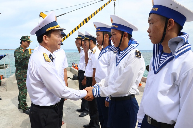 Thêm yêu biển đảo và chiến sĩ Hải quân trong hải trình đặc biệt đến với Trường Sa- Ảnh 1. Thêm yêu biển đảo và chiến sĩ Hải quân trong hải trình đặc biệt đến với Trường Sa- Ảnh 1.