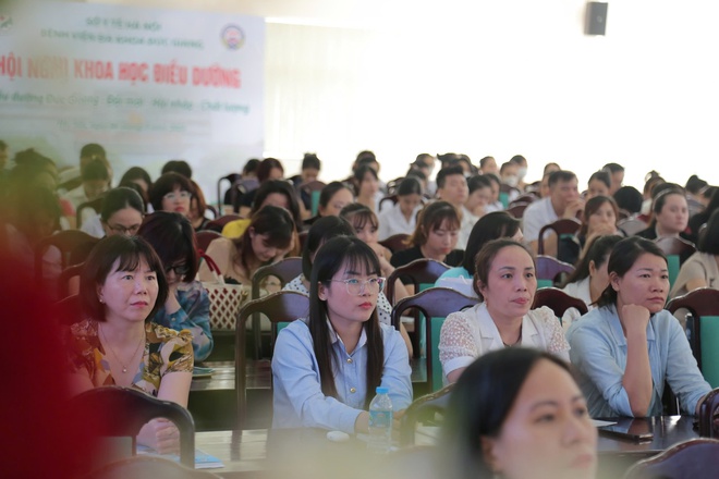 Nụ cười hiền hậu, chăm sóc tận tâm của điều dưỡng giúp người bệnh vơi đi nỗi lo ốm đau- Ảnh 3. Nụ cười hiền hậu, chăm sóc tận tâm của điều dưỡng giúp người bệnh vơi đi nỗi lo ốm đau- Ảnh 3.