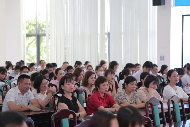Nụ cười hiền hậu, chăm sóc tận tâm của điều dưỡng giúp người bệnh vơi đi nỗi lo ốm đau- Ảnh 4. Nụ cười hiền hậu, chăm sóc tận tâm của điều dưỡng giúp người bệnh vơi đi nỗi lo ốm đau- Ảnh 4.
