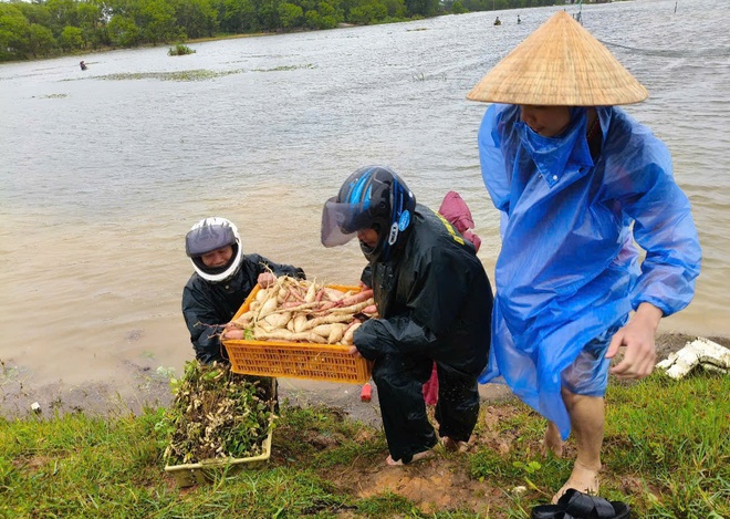 Những hình ảnh thắm tình quân dân trong đợt mưa lũ bất thường giữa mùa hè- Ảnh 7. Những hình ảnh thắm tình quân dân trong đợt mưa lũ bất thường giữa mùa hè- Ảnh 7.
