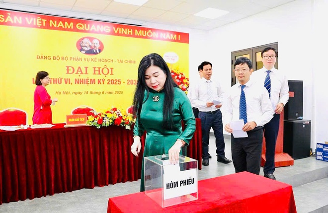 Đại hội Đảng bộ bộ phận Vụ Kế hoạch - Tài chính nhiệm kỳ 2025-2030 thành công tốt đẹp- Ảnh 8. Đại hội Đảng bộ bộ phận Vụ Kế hoạch - Tài chính nhiệm kỳ 2025-2030 thành công tốt đẹp- Ảnh 8.