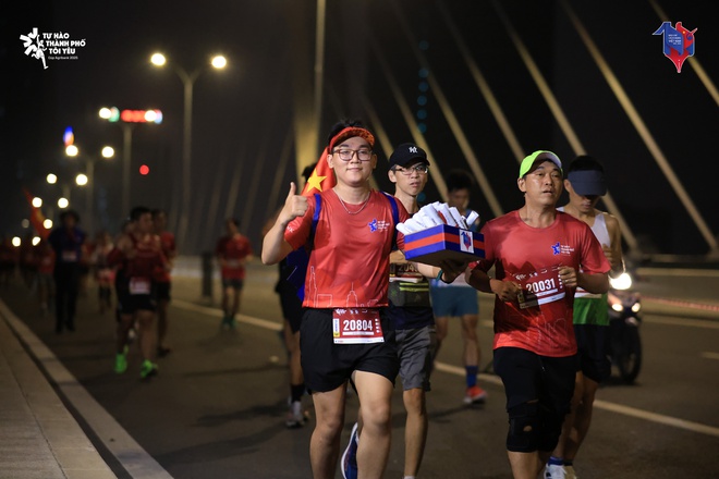 Hơn 6.000 người tham gia Giải đi bộ - chạy bộ 'Tự hào Thành phố tôi yêu' kỷ niệm 100 năm báo chí- Ảnh 4. Hơn 6.000 người tham gia Giải đi bộ - chạy bộ 'Tự hào Thành phố tôi yêu' kỷ niệm 100 năm báo chí- Ảnh 4.
