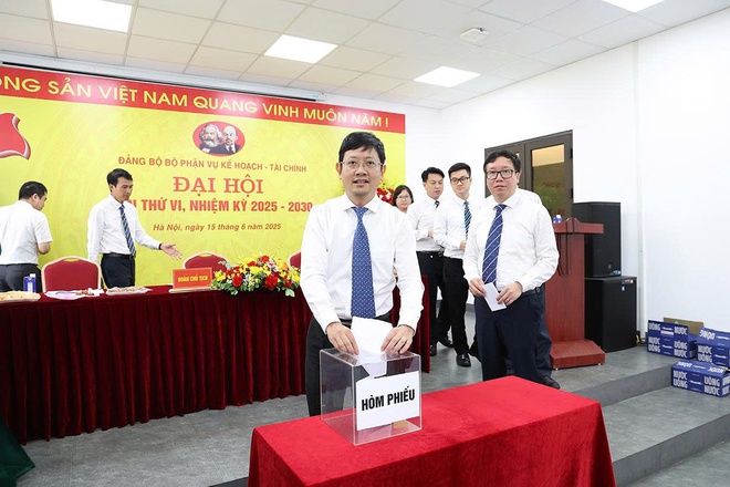Đại hội Đảng bộ bộ phận Vụ Kế hoạch - Tài chính nhiệm kỳ 2025-2030 thành công tốt đẹp- Ảnh 7. Đại hội Đảng bộ bộ phận Vụ Kế hoạch - Tài chính nhiệm kỳ 2025-2030 thành công tốt đẹp- Ảnh 7.