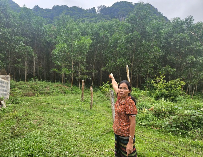 Dân bản thấp thỏm lo lắng đá lăn từ đồi cao xuống đè nhà- Ảnh 3. Dân bản thấp thỏm lo lắng đá lăn từ đồi cao xuống đè nhà- Ảnh 3.