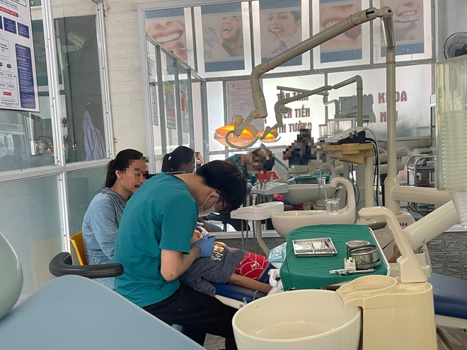 Quảng Bình: Nhiều cơ sở nha khoa không phép đóng cửa đối phó, lén lút hoạt động trở lại- Ảnh 3. Quảng Bình: Nhiều cơ sở nha khoa không phép đóng cửa đối phó, lén lút hoạt động trở lại- Ảnh 3.