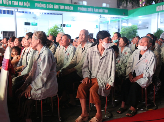 Bệnh viện Đa khoa TP Vinh lan tỏa yêu thương bằng âm nhạc và tri ân- Ảnh 7. Bệnh viện Đa khoa TP Vinh lan tỏa yêu thương bằng âm nhạc và tri ân- Ảnh 7.