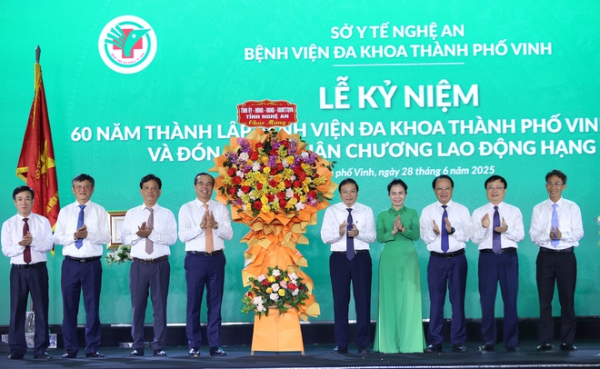 Bệnh viện Đa khoa TP Vinh kỷ niệm 60 năm thành lập và đón nhận Huân chương Lao động hạng Nhất- Ảnh 5. Bệnh viện Đa khoa TP Vinh kỷ niệm 60 năm thành lập và đón nhận Huân chương Lao động hạng Nhất- Ảnh 5.