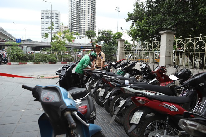 Bị phạt vì 'leo' vỉa hè, khách phải xuống giữa đường bắt cuốc xe mới- Ảnh 2.