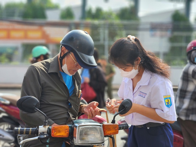 Hơn 76.000 thí sinh tại TPHCM làm thủ tục thi vào lớp 10- Ảnh 6.