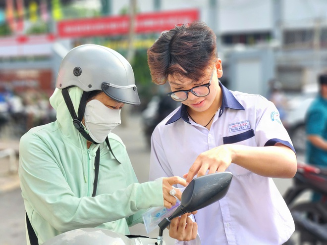 Hơn 76.000 thí sinh tại TPHCM làm thủ tục thi vào lớp 10- Ảnh 5.