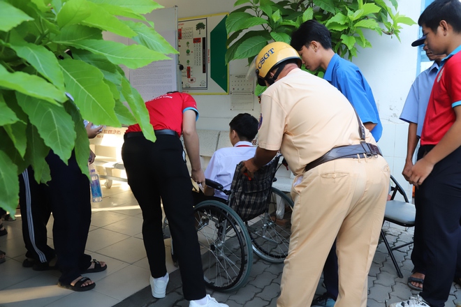 Thí sinh thi lớp 10 mắc bệnh teo cơ tuỷ được cõng lên phòng thi- Ảnh 5. Thí sinh thi lớp 10 mắc bệnh teo cơ tuỷ được cõng lên phòng thi- Ảnh 5.