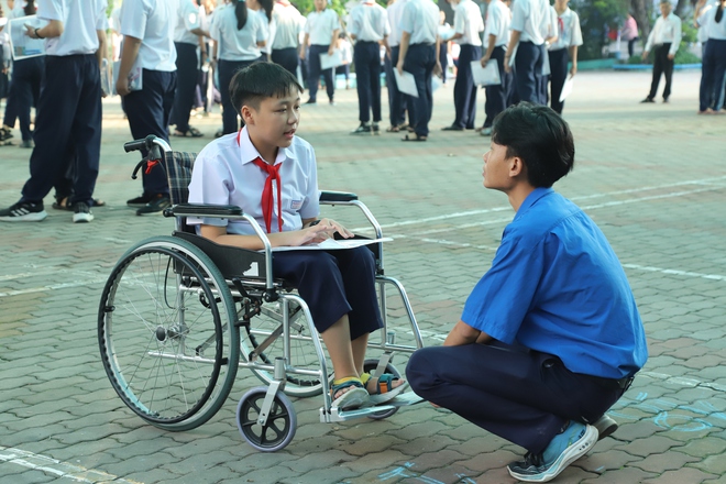 Thí sinh thi lớp 10 mắc bệnh teo cơ tuỷ được cõng lên phòng thi- Ảnh 4. Thí sinh thi lớp 10 mắc bệnh teo cơ tuỷ được cõng lên phòng thi- Ảnh 4.
