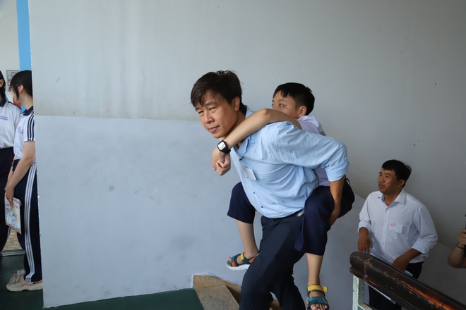 Thí sinh thi lớp 10 mắc bệnh teo cơ tuỷ được cõng lên phòng thi- Ảnh 6. Thí sinh thi lớp 10 mắc bệnh teo cơ tuỷ được cõng lên phòng thi- Ảnh 6.