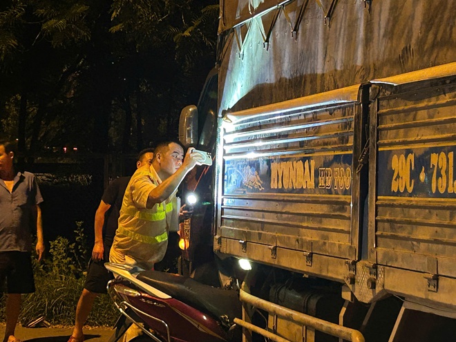 Xe máy găm chặt vào hông xe tải sau va chạm trên đường gom Võ Nguyên Giáp- Ảnh 3.