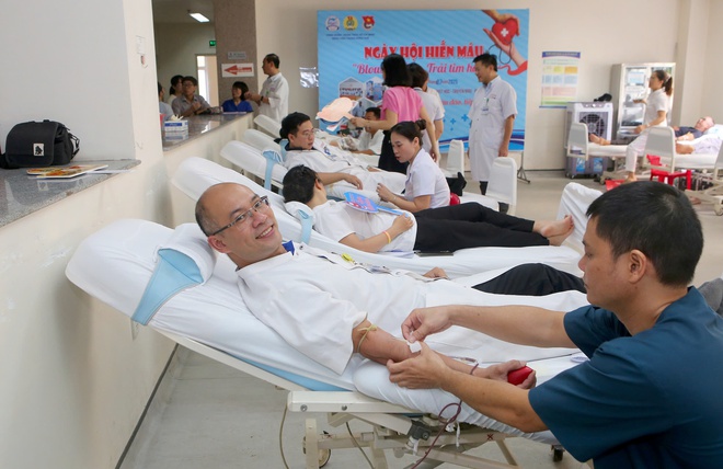 Nguồn máu điều trị thiếu hụt, hàng trăm thầy thuốc tình nguyện hiến máu- Ảnh 2. Nguồn máu điều trị thiếu hụt, hàng trăm thầy thuốc tình nguyện hiến máu- Ảnh 2.