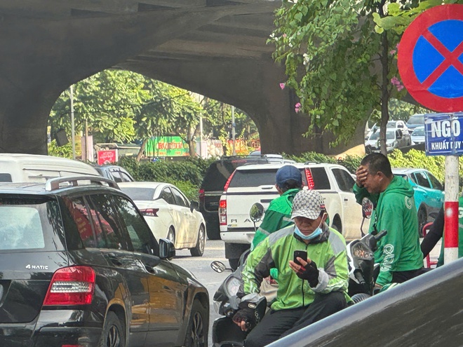 Đầu đường Khuất Duy Tiến bị 'bến cóc hóa', xe ôm trực chờ khách xuống xe- Ảnh 4. Đầu đường Khuất Duy Tiến bị 'bến cóc hóa', xe ôm trực chờ khách xuống xe- Ảnh 4.