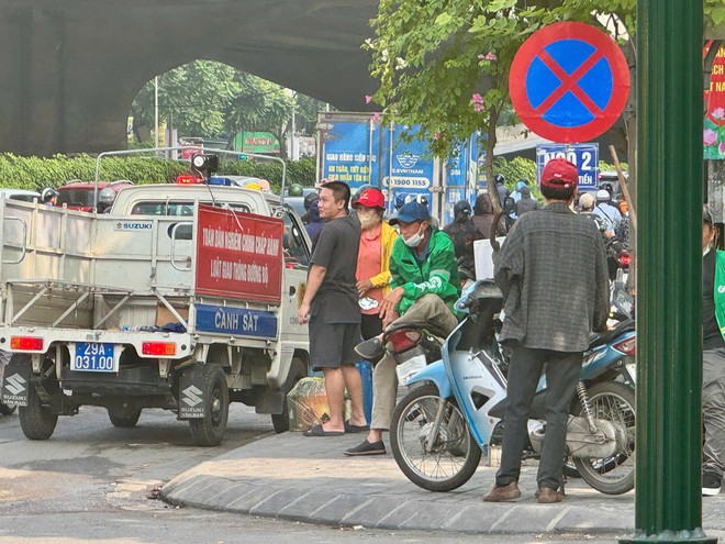 Đầu đường Khuất Duy Tiến bị 'bến cóc hóa', xe ôm trực chờ khách xuống xe- Ảnh 3. Đầu đường Khuất Duy Tiến bị 'bến cóc hóa', xe ôm trực chờ khách xuống xe- Ảnh 3.