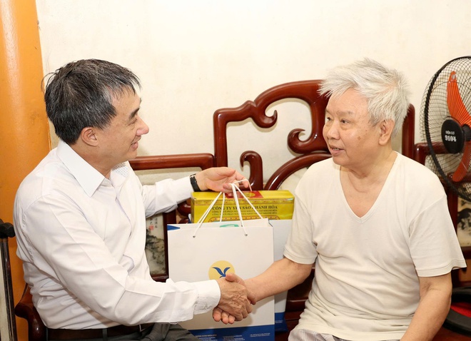 Thứ trưởng Bộ Y tế Trần Văn Thuấn thăm, tri ân các gia đình thương binh, liệt sĩ ở Hưng Yên- Ảnh 5. Thứ trưởng Bộ Y tế Trần Văn Thuấn thăm, tri ân các gia đình thương binh, liệt sĩ ở Hưng Yên- Ảnh 5.
