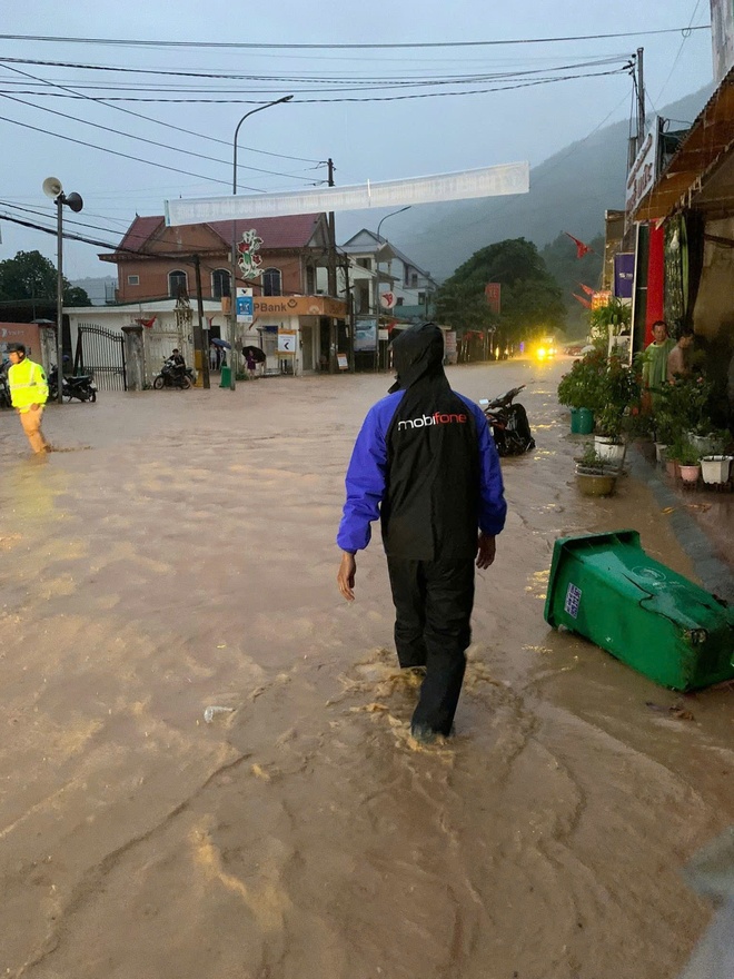 Mưa chưa ngớt, lũ cuồn cuộn dâng cao, hàng trăm hộ dân chạy lũ trong đêm ở Mường Xén- Ảnh 4. Mưa chưa ngớt, lũ cuồn cuộn dâng cao, hàng trăm hộ dân chạy lũ trong đêm ở Mường Xén- Ảnh 4.