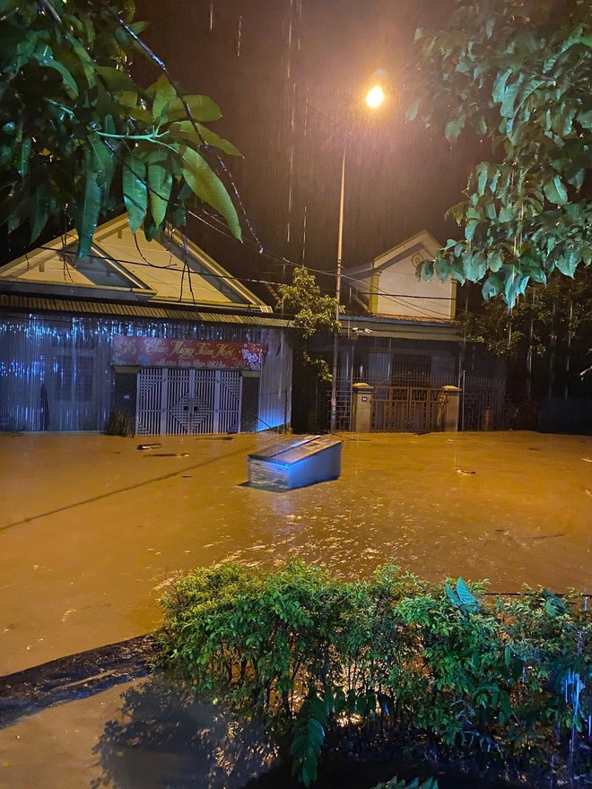 Mưa chưa ngớt, lũ cuồn cuộn dâng cao, hàng trăm hộ dân chạy lũ trong đêm ở Mường Xén- Ảnh 3. Mưa chưa ngớt, lũ cuồn cuộn dâng cao, hàng trăm hộ dân chạy lũ trong đêm ở Mường Xén- Ảnh 3.